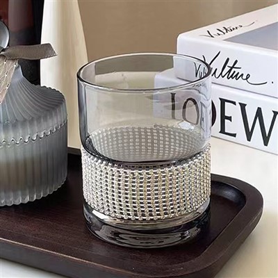 Kaca Kristal Ditata Dengan Berlian