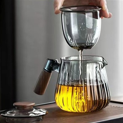 Kayu Samping Memisahkan Gelas Teh Dan Menyaringnya Melalui Teko.